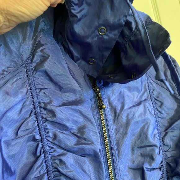 Vibrant Kapalua windbreaker 🌬️ - Picture 7 of 10